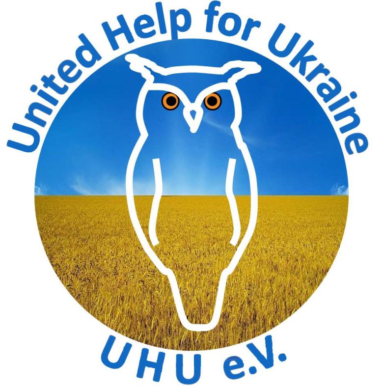 Logo von UHU e.V., stilisierter Uhu vor blauem Himmel und gelben Kornfeld, die die ukrainischen farben symbolisieren